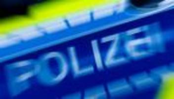 Unfall: 33-Jähriger kracht gegen Baum - Lebensgefahr