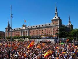 Großdemo in Madrid: Zehntausende fordern Sánchez zum Rücktritt auf