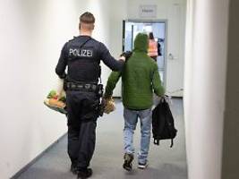 mehr anreize zur rückkehr?: dobrindt will straftäter noch schneller abschieben