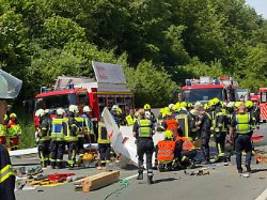 Weitere Person eingeklemmt: Segelflugzeug stürzt auf A45 - ein Toter bei Olpe