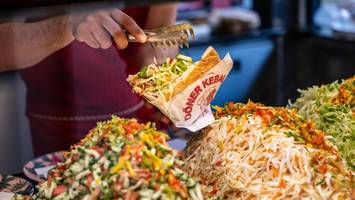 Döner, Fischbrötchen und Co.: Bei diesen Preisen bleibt einem die Spucke weg