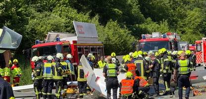 Bei Olpe in Nordrhein-Westfalen: Segelflugzeug kracht auf Autobahn – ein Toter