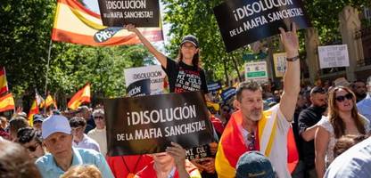 korruptions-affären in spanien: zehntausende fordern rücktritt von ministerpräsident pedro sánchez