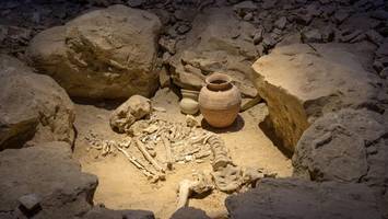 bemerkenswerter fund: forscher entdecken totenkrug mit menschlichen skeletten