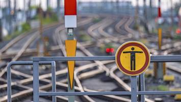 Mann (26) klettert am Bahnhof Pinneberg auf Strommast und stürzt – Lebensgefahr