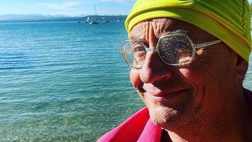 prominenter comedian startet beim seebrückenschwimmen in der ostsee