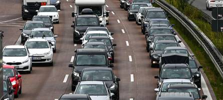 A8 Richtung München dicht: Falschfahrer stirbt nach schwerem Unfall mit mehreren Autos