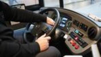 Betriebsunfall: Mann hilft Reisebus beim Einparken und wird schwer verletzt