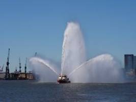 Feuerwehr stundenlang gefordert: Brand auf Schiff in Hamburger Hafen verletzt acht Menschen schwer