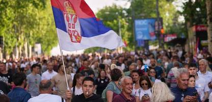 Belgrad: Zehntausende protestieren gegen Serbiens Präsidenten Vučić