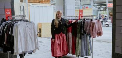 münchen: eine trachten-unternehmerin muss ihre dirndl neben einer dauerbaustelle verkaufen
