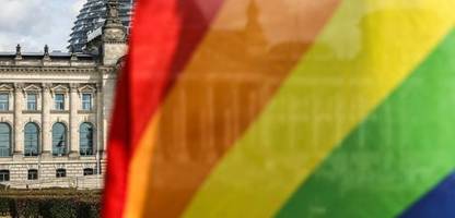 Queerpolitik von Union und SPD: Friedrich Merz findet keine Zeit für die Queerbeauftragte seiner Regierung