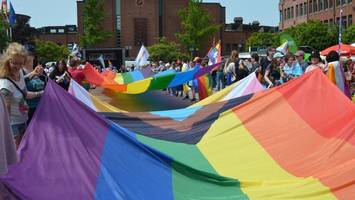 500 Menschen beim CSD Norderstedt: Der queere Norden zeigt Regenbogenflagge