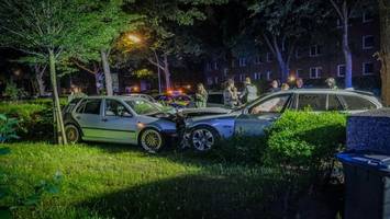 BMW schleudert von der Fahrbahn und landet samt VW Golf in Vorgarten