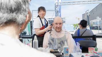 grillhähnchen, gratis-haarschnitt: sorglos-tage für bedürftige und obdachlose