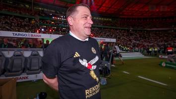 plötzlich belastet eine personaldiskussion bayerns doubletriumph