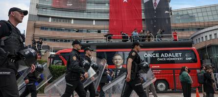Polizei räumt Oppositionszentrale in Ankara – Eskalation um abgesetzten Parteichef
