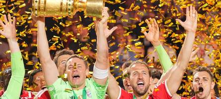 Neuer schont sich für die WM – und feiert doch den Pokal am Spielfeldrand