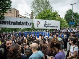türkei: erdoğan macht nach protesten schließung liberaler uni in istanbul rückgängig