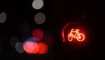 Brutale Reaktion: Radfahrer nach Unfall mit Faustschlag attackiert und beraubt