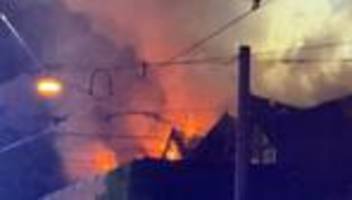 großeinsatz: millionenschaden bei brand in nürnberger schulsporthalle