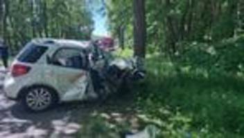Landkreis Euskirchen: Auto prallt gegen Bäume – Frau stirbt, Mann schwer verletzt