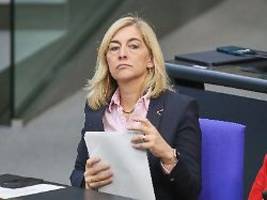 Milliardendefizit ausgleichen: Warken plant höhere Pflegebeiträge für Kinderlose