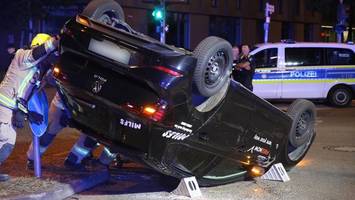 Auto überschlägt sich bei Unfall und landet auf dem Dach
