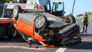 A7 stundenlang gesperrt: VW überschlägt sich nach Unfall, drei Verletzte