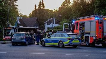 Mehrere Verletzte bei Unfall: Vorbeifahrendes Auto rollt Beteiligtem über Fuß