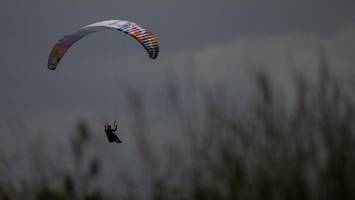 Paragleiterin übersteht Kollision mit Kleinflugzeug: „Ich lebe noch“