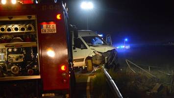 Sprinter schleudert bei Unfall auf B208 gegen die Leitplanke – Fahrer flüchtet