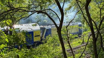 Oberleitung gerissen, Brand an Metronom-Strecke Hamburg–Bremen – Zug evakuiert