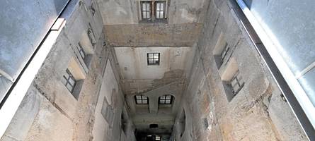 augsburgs spektakulärste baustelle: vom perlachturm stehen nur noch die außenmauern