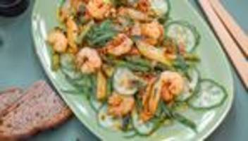 lauwarmer spargel-shrimp-salat: es muss nicht weißer oder grüner spargel sein. es geht auch beides!