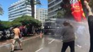 Nach Absetzung von CHP-Chef: Proteste in Izmir: Türkische Polizei setzt Wasserwerfer ein