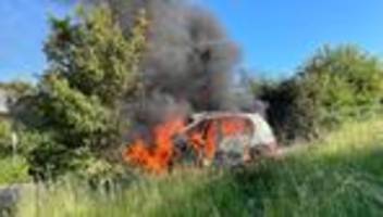 Unfallursache unklar: Ersthelfer retten Schwerverletzten aus brennendem Auto