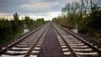 Unfälle: 79 Jahre alter Radfahrer fährt über Bahngleise und stirbt