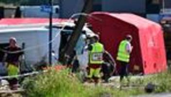tödlicher unfall: mehrere tote nach zusammenprall von schulbus und zug in belgien
