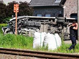 Bahnschranke war geschlossen: Schulbus kollidiert mit Zug in Belgien - mehrere Tote