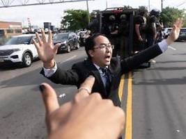 Zivilisten zu Boden geworfen: ICE-Beamte treffen US-Senator bei Protesten mit Pfefferspray