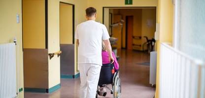 pflegeversicherung: was auf angehörige und beitragszahler zukommen könnte
