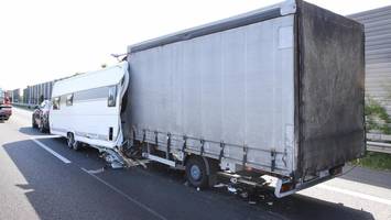 a7 bei hamburg: crash nach lkw-unfall – transporter bohrt sich in wohnwagen