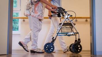Bericht: Warken will bei Pflegereform Kinderlose stärker belasten