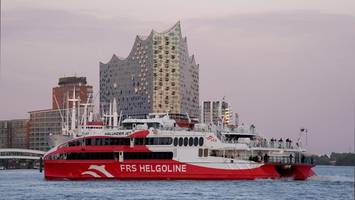 zum geburtstag: der katamaran nach helgoland wird zur schwimmenden krüss-bühne