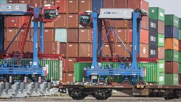 Brand im Containerterminal Steinwerder – dichter Rauch über dem Hamburger Hafen