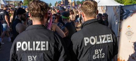 Polizisten auf Steckenpferden: Video vom Ikarus-Festival sorgt im Internet für Begeisterung