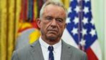 US-Regierung: US-Gesundheitsminister greift Schlangen mit bloßen Händen