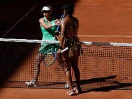 Glitzerkleid und Zeitspiel: Naomi Osakas Verhalten bringt Laura Siegemund auf die Palme