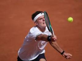 Marathon-Match bei French Open: Tennis-Profi kollabiert in der erbarmungslosen Hitze von Paris